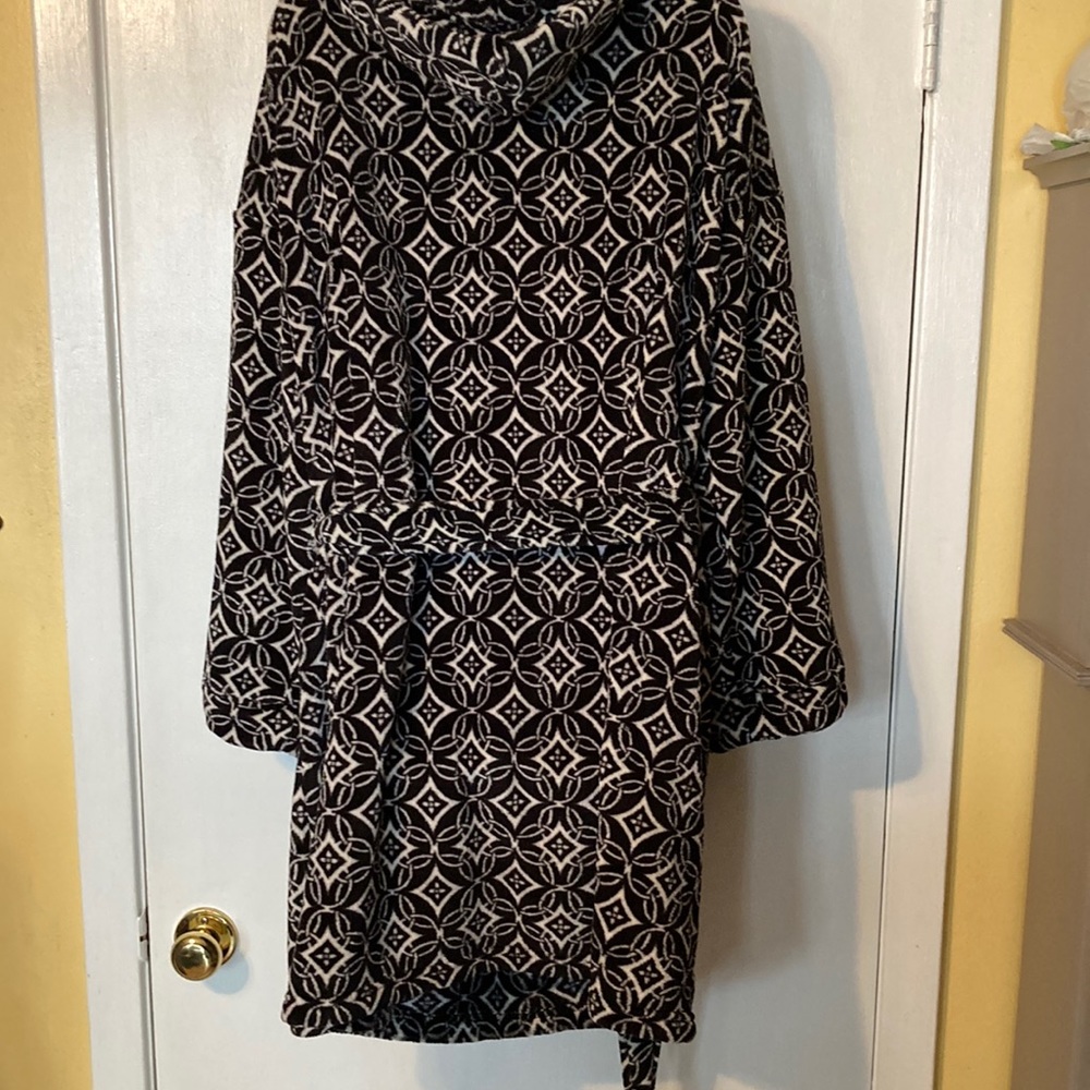 Vera Bradley Black and White Graphic Geometric Hooded Ultra Soft Fleece Robe - Picture 7 of 9